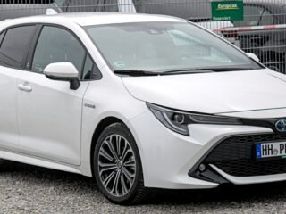 Toyota_Corolla_Hybrid_E210_IMG_4338