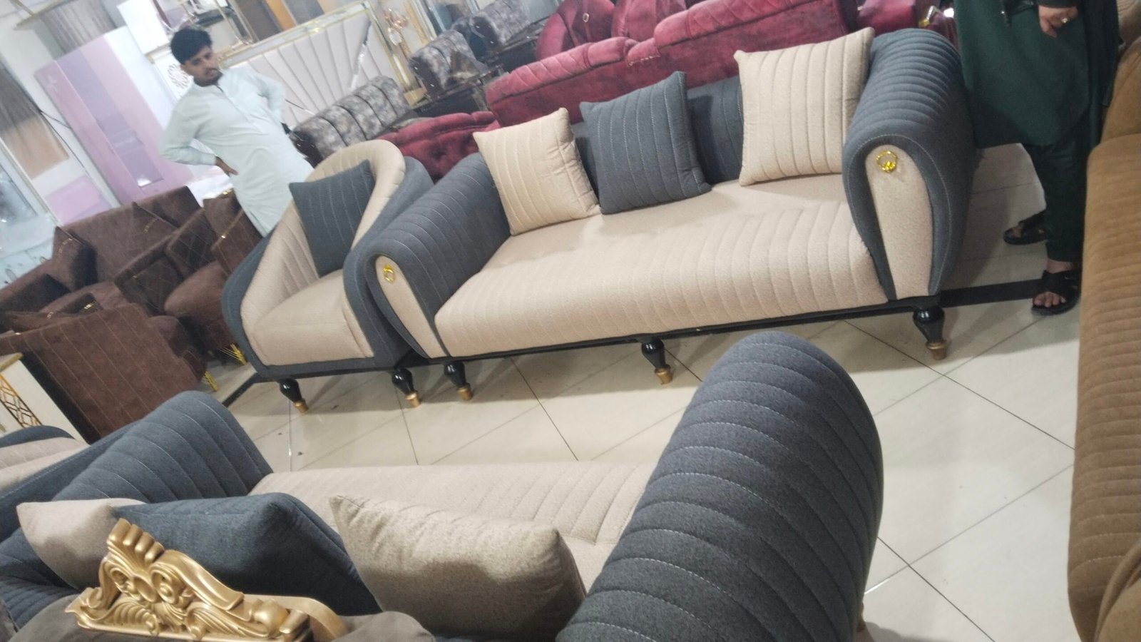 مبل هفت نفره با یک سیت میز